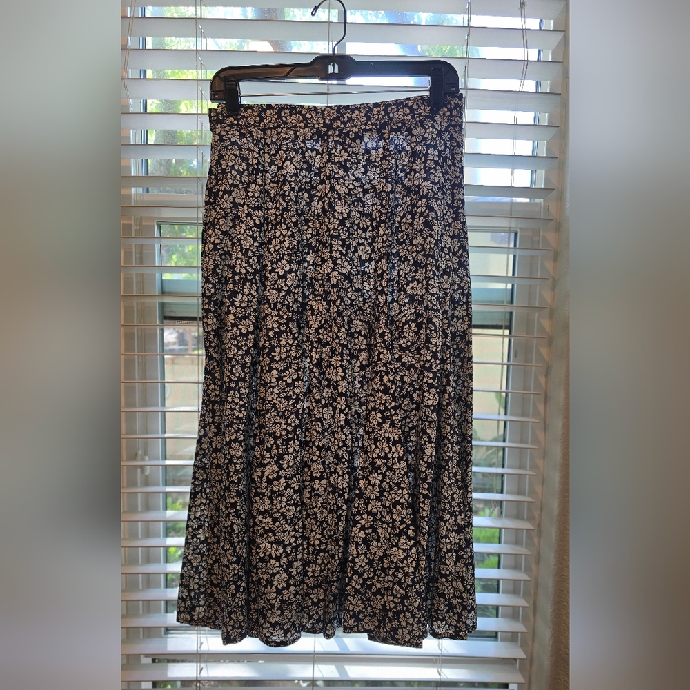 Liz Claiborne - 100% Rayon Size 8P Navy and White Delicate Floral Skirt